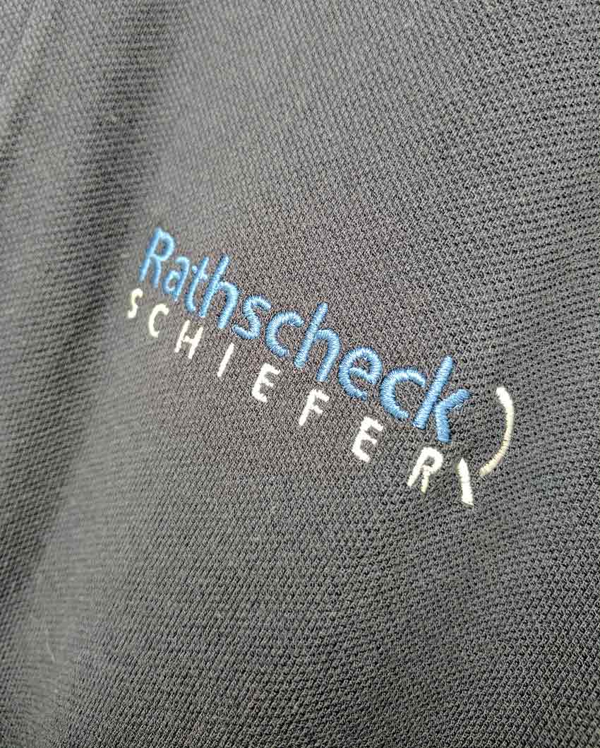 Detailansicht Poloshirt mit mehrfarbiger Stickeei